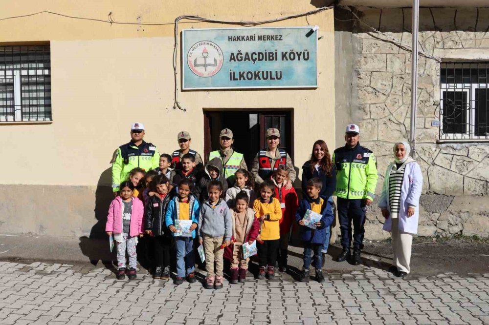 Hakkari’de köydeki öğrencilere trafik eğitimi veriliyor