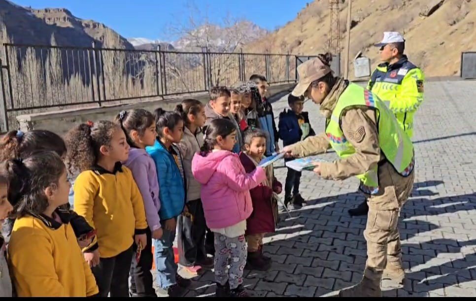 Hakkari’de köydeki öğrencilere trafik eğitimi veriliyor