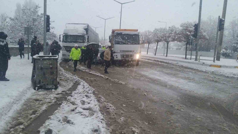 Muş’ta 3 aracın karıştığı zincirleme kaza yaşandı