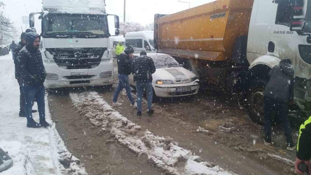 Muş’ta 3 aracın karıştığı zincirleme kaza yaşandı