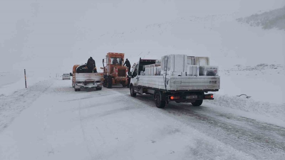 Muş’ta kar ve tipi sebebiyle mahsur kalan 10 araç kurtarıldı