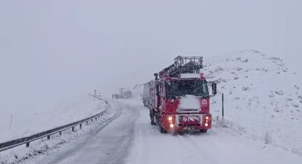 Başkale'de kar yağışı trafik kazalarına neden oldu, yol saatlerce ulaşıma kapandı