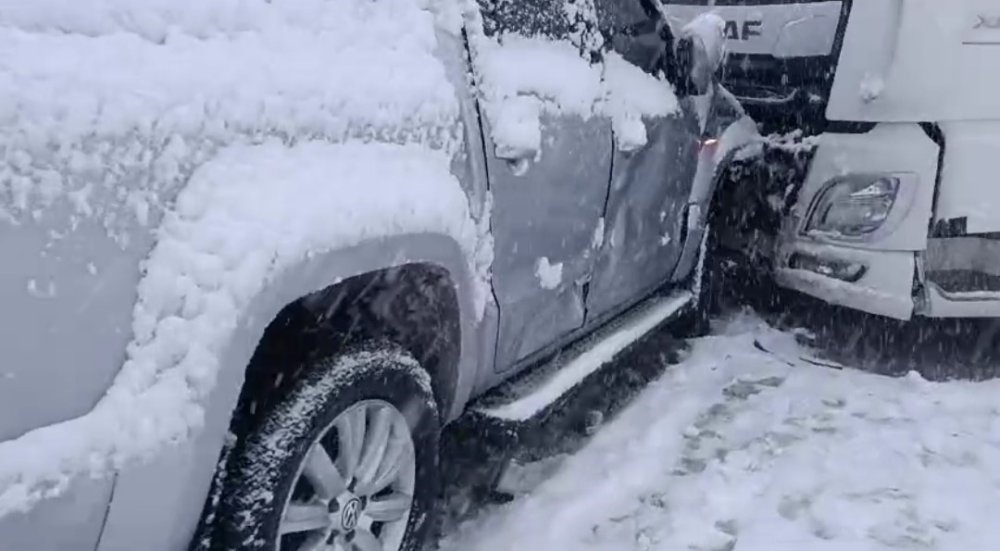 Başkale'de kar yağışı trafik kazalarına neden oldu, yol saatlerce ulaşıma kapandı