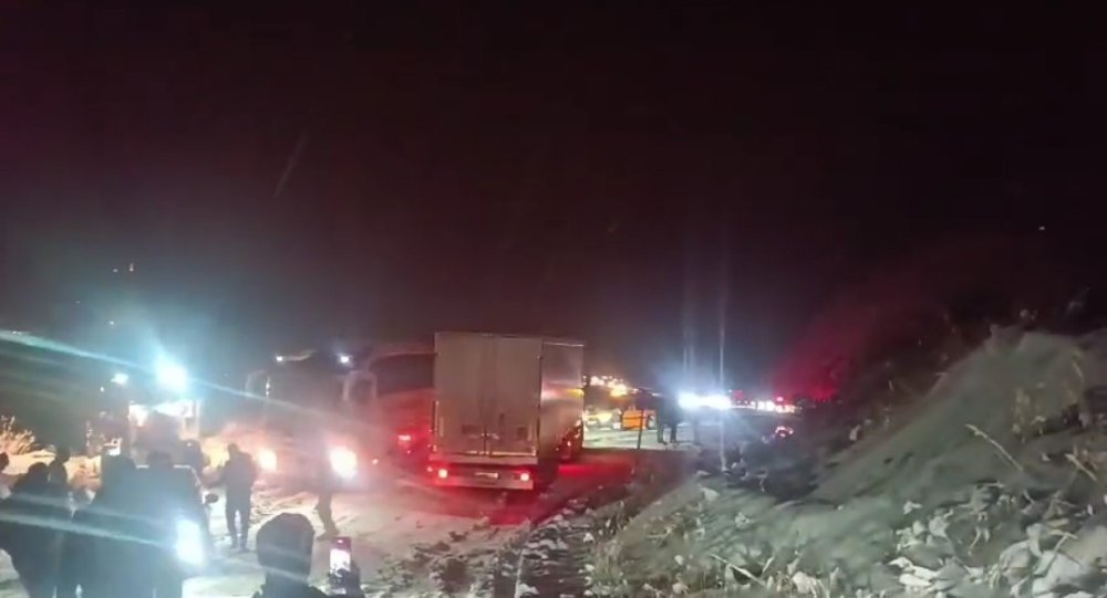 Başkale'de kar yağışı trafik kazalarına neden oldu, yol saatlerce ulaşıma kapandı