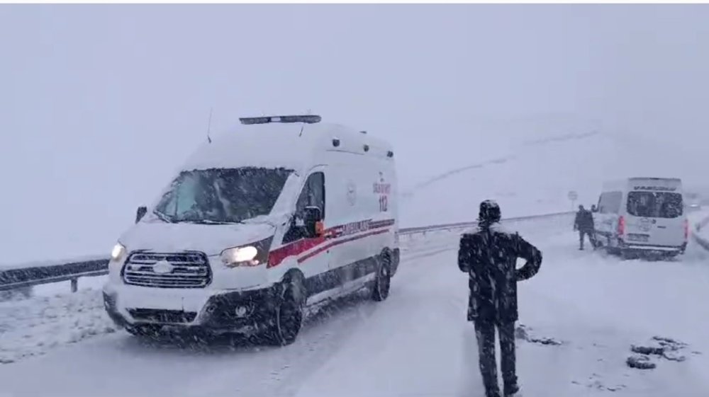 Başkale'de kar yağışı trafik kazalarına neden oldu, yol saatlerce ulaşıma kapandı