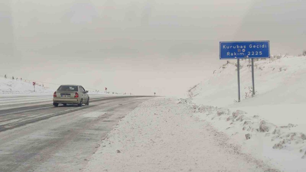 Kardan kapanan Kurubaş Geçidi tekrar ulaşıma açıldı