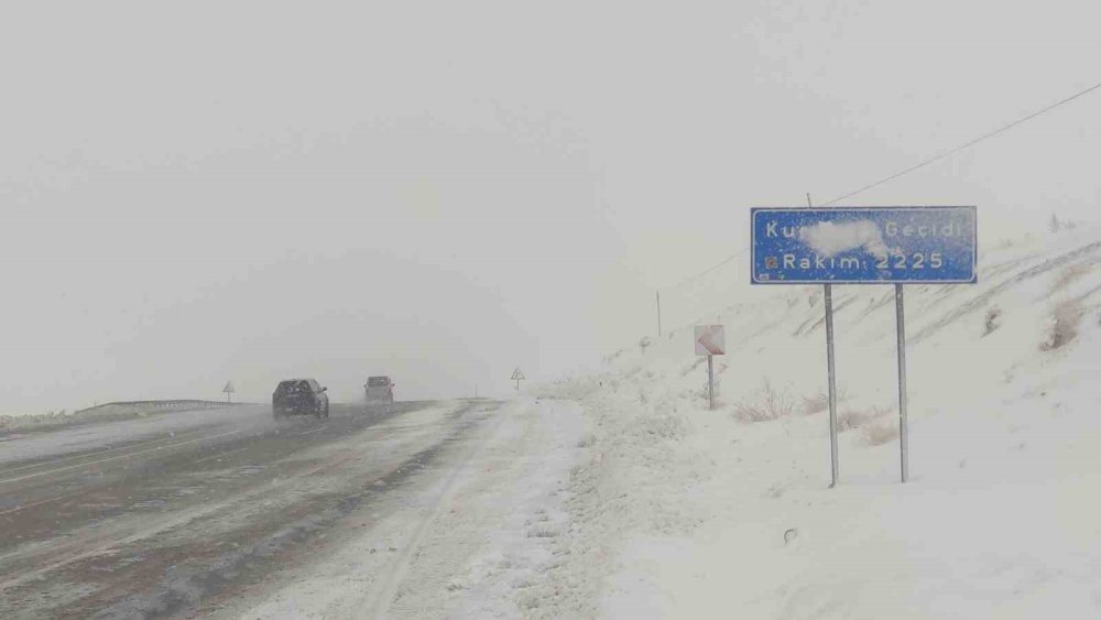 Kurubaş Geçidi yoğun kar nedeniyle ulaşıma kapatıldı