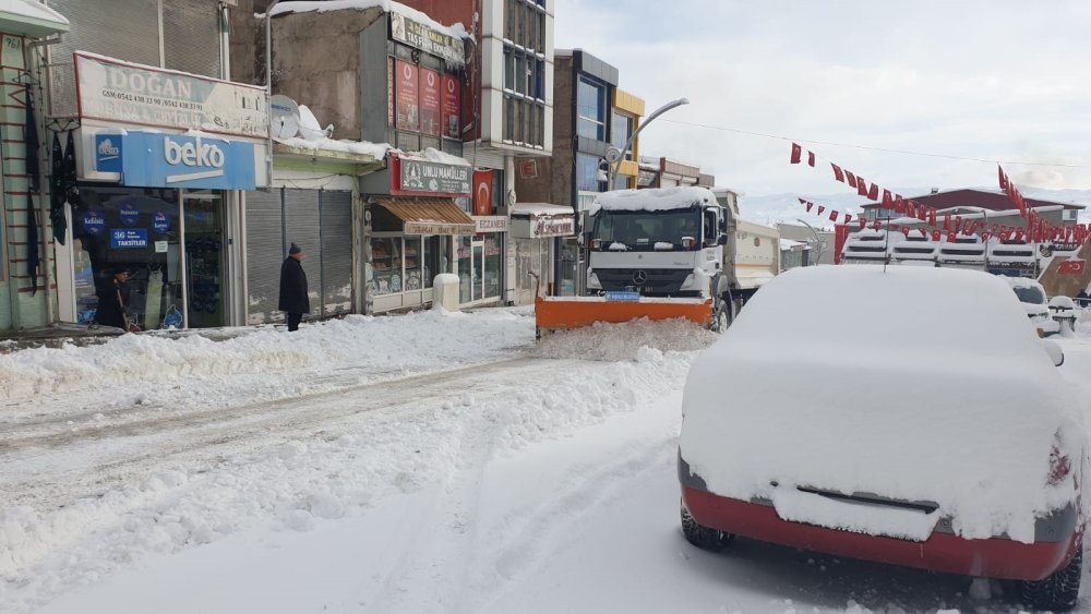 Van'da kardan 420 mahalle ve mezra yolu ulaşıma kapandı