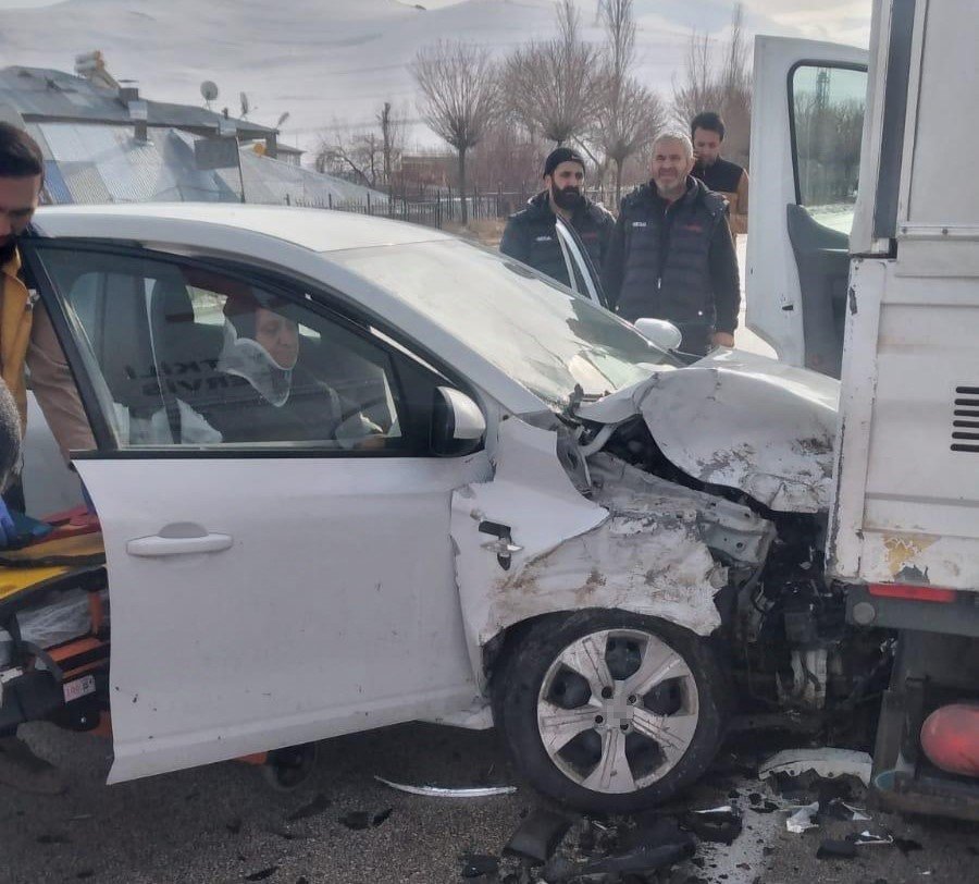 Van’da trafik kazası: 2 kişi yaralandı