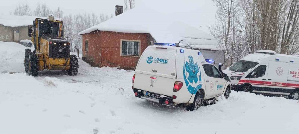 Yüksekova’da yolu kapanan köylerde mahsur kalan 8 hasta hastaneye ulaştırıldı