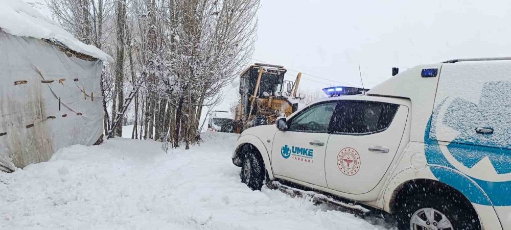 Yüksekova’da yolu kapanan köylerde mahsur kalan 8 hasta hastaneye ulaştırıldı