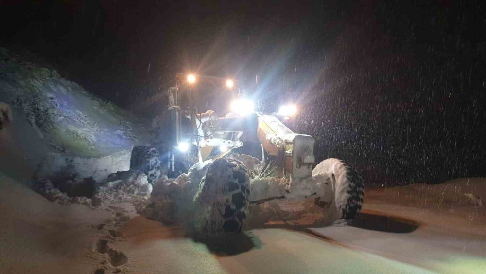 Yüksekova’da yolu kapanan köylerde mahsur kalan 8 hasta hastaneye ulaştırıldı