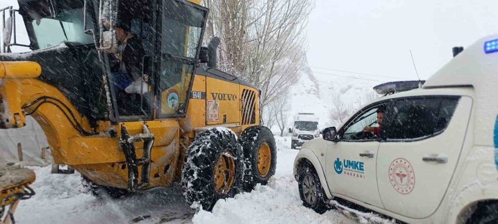 Yüksekova’da yolu kapanan köylerde mahsur kalan 8 hasta hastaneye ulaştırıldı