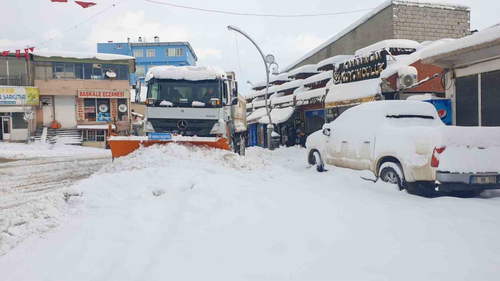 Başkale’de kar yığınları kamyonlarla ilçe dışına taşındı