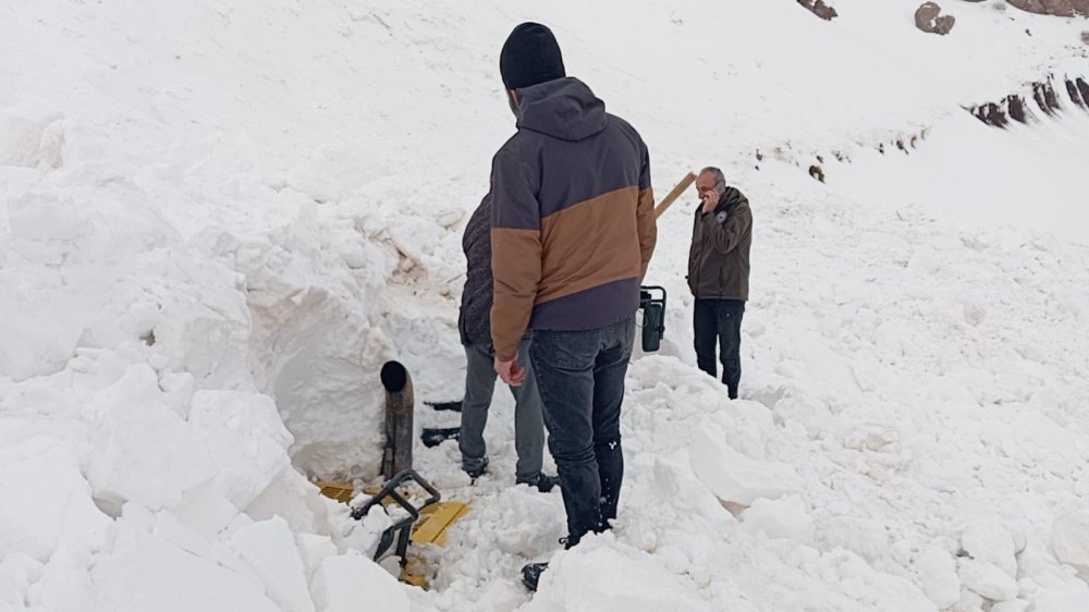 Çığ düştü, kepçe operatörü ölümden döndü