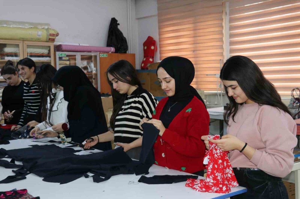 Moda tasarım öğrencileri ihtiyaç sahibi olanlar için elbise dikiyorlar