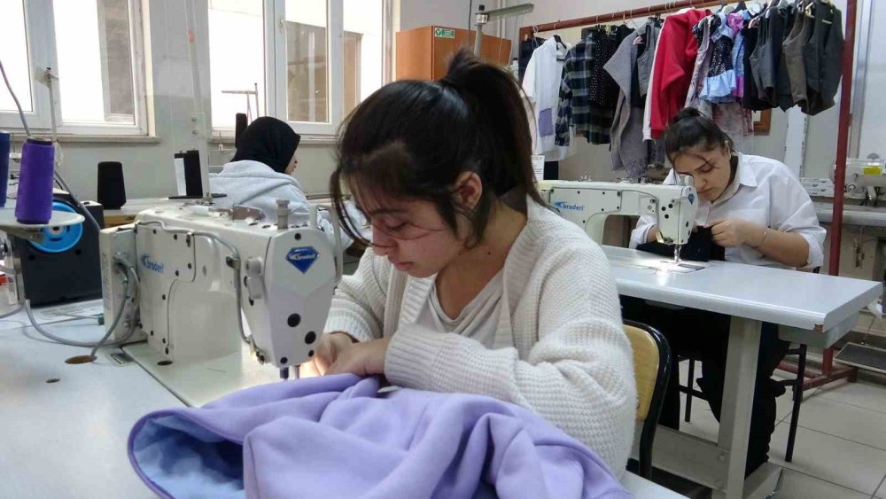 Moda tasarım öğrencileri ihtiyaç sahibi olanlar için elbise dikiyorlar