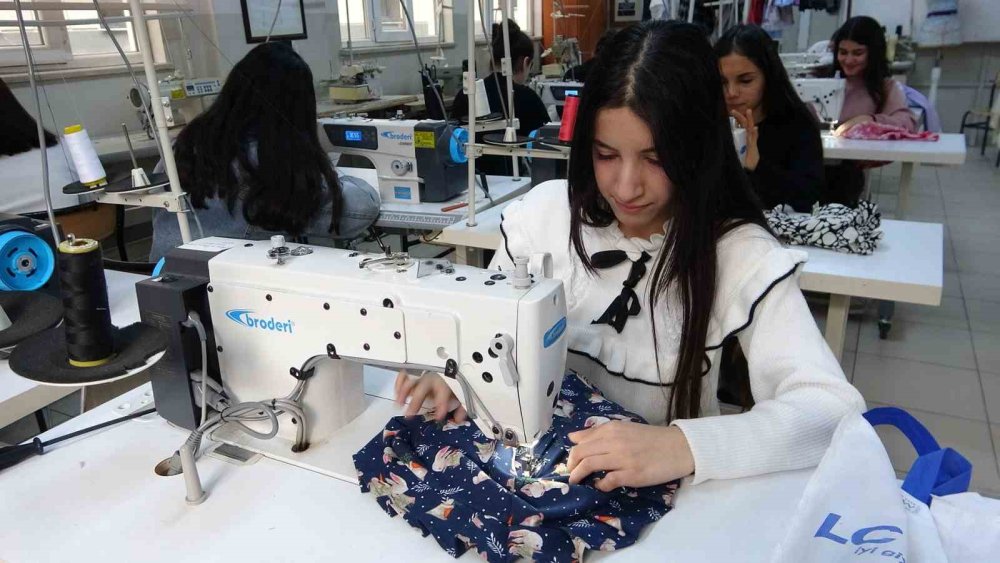 Moda tasarım öğrencileri ihtiyaç sahibi olanlar için elbise dikiyorlar