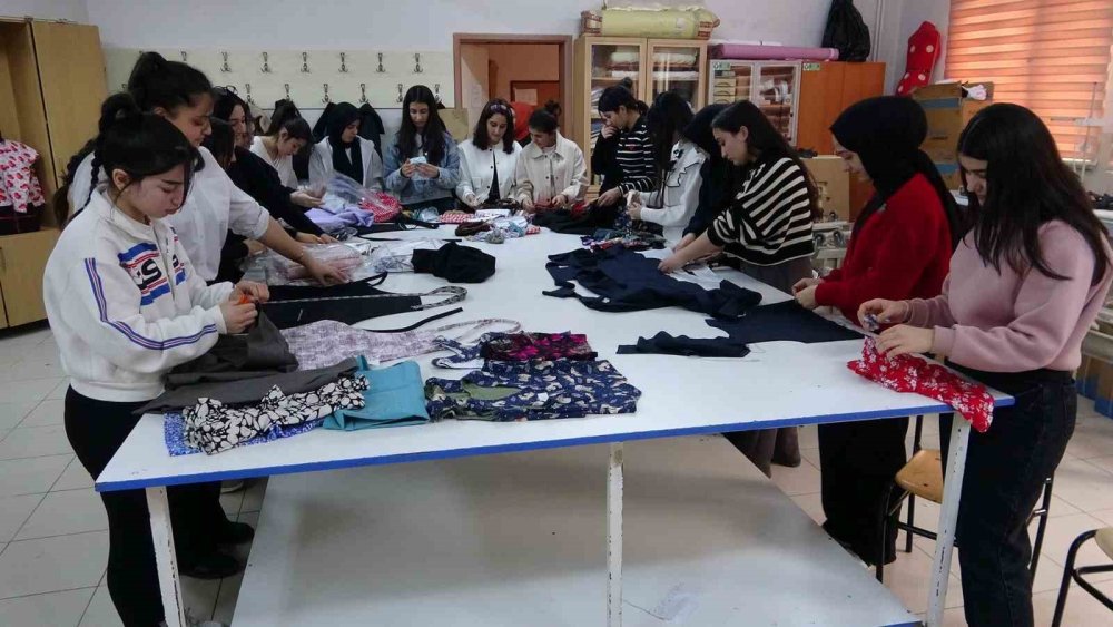 Moda tasarım öğrencileri ihtiyaç sahibi olanlar için elbise dikiyorlar