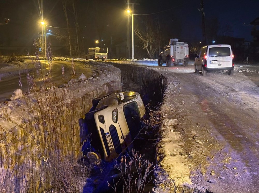 Yüksekova’da araç kanala uçtu: 3 yaralı