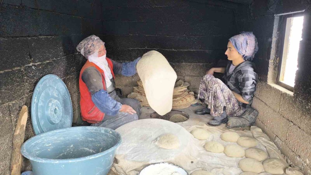 Muş’ta yüksek kesimdeki köyler karla örtündü