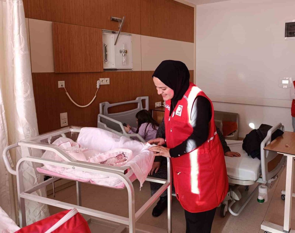 Kızılay’dan yeni yılın ilk bebeklerine "Sevgi Bohçası" hediye