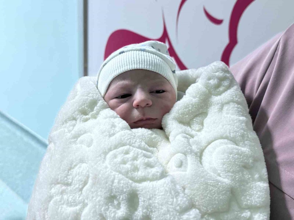 Mardin’de senenin ilk bebeği 00.04’te dünyaya geldi