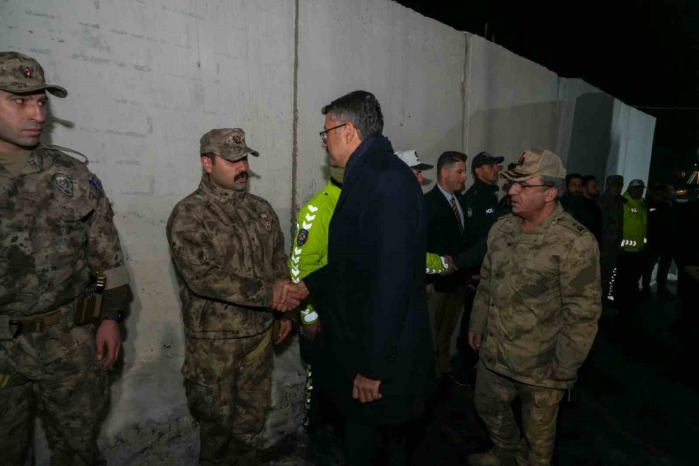 Vali Çelik, yılbaşında mesai yapan ekipleri ziyaret etti