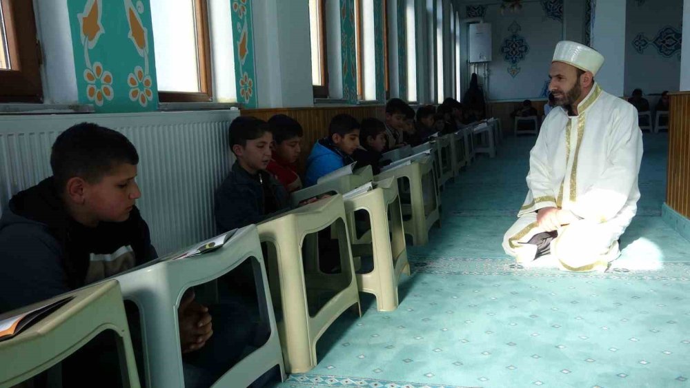 Camiye gelen çocuklar bir senede bin kitap okudu