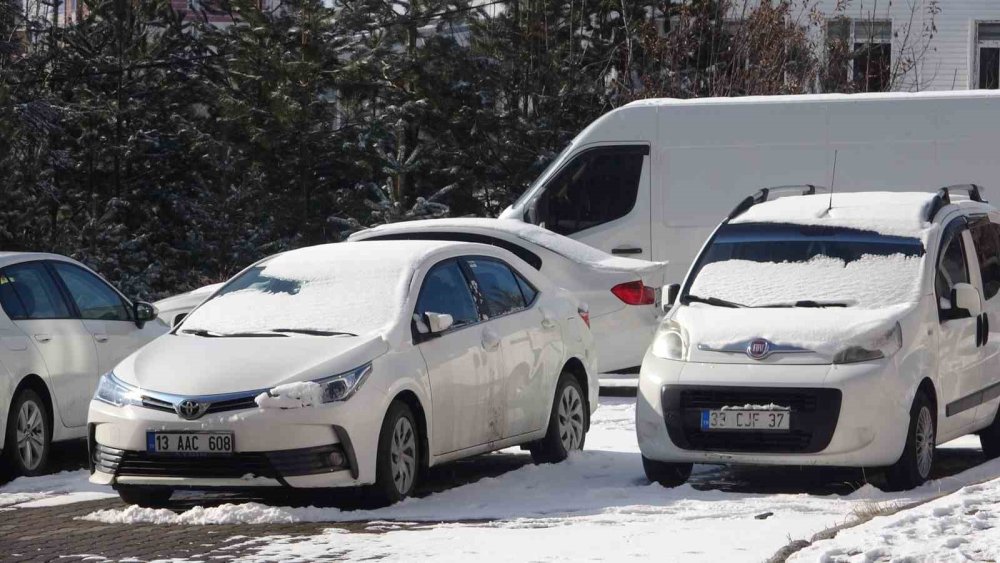 Bitlis’te kar yağışı: 42 köy yolu ulaşıma kapandı