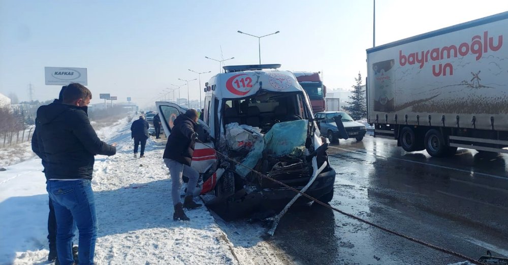 Erzurum’da ambulansların da karıştığı trafik kazası: 9 yaralı