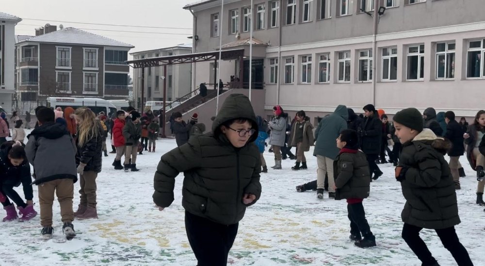 Kar yağışının etkili olduğu Erzincan’da okullarda kartopu şenliği yaşandı