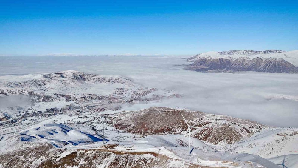 Bitlis’teki rüzgar güllerinin sisli dağlarla görüntüsü etkiliyor