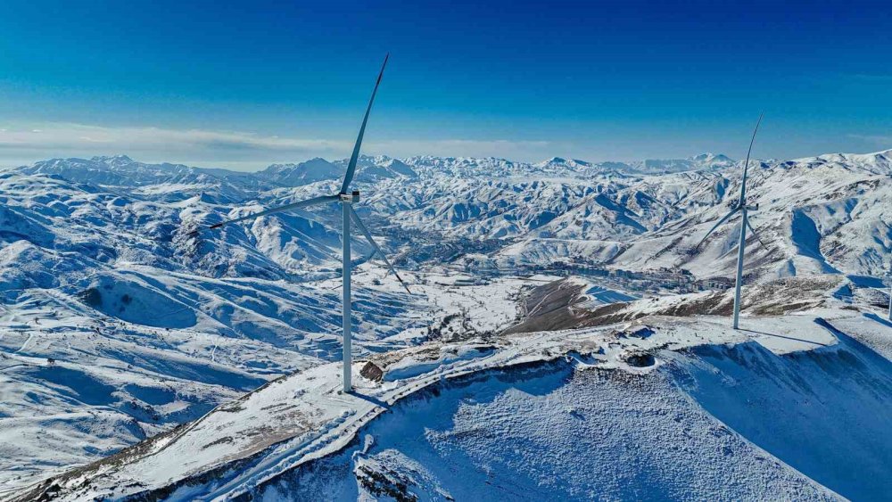 Bitlis’teki rüzgar güllerinin sisli dağlarla görüntüsü etkiliyor