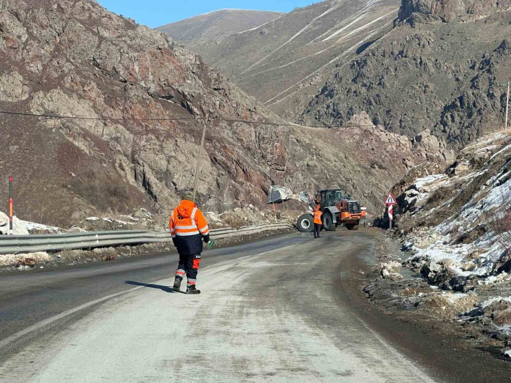 Yeniköprü'de kara yoluna düşen taşlar temizlendi