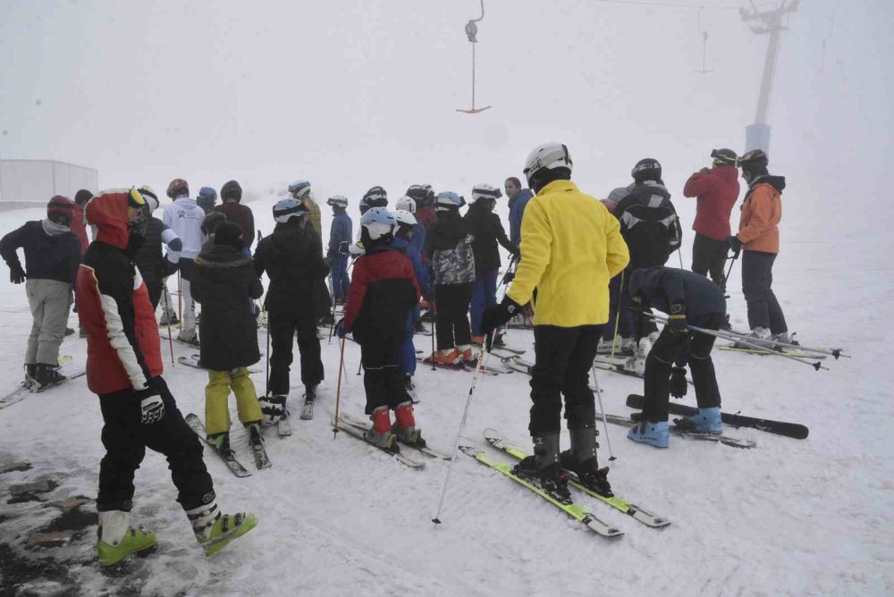 Bitlis’te “Alp Disiplini ve Snowboard İl Birinciliği Kayak Yarışması” düzenlendi