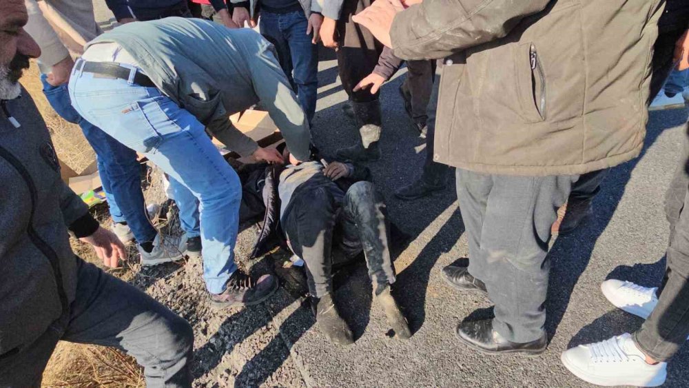 Bitlis’te devrilen tırın sürücüsü yarandı