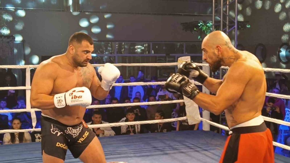 Düğün salonunda kick boks müsabakası