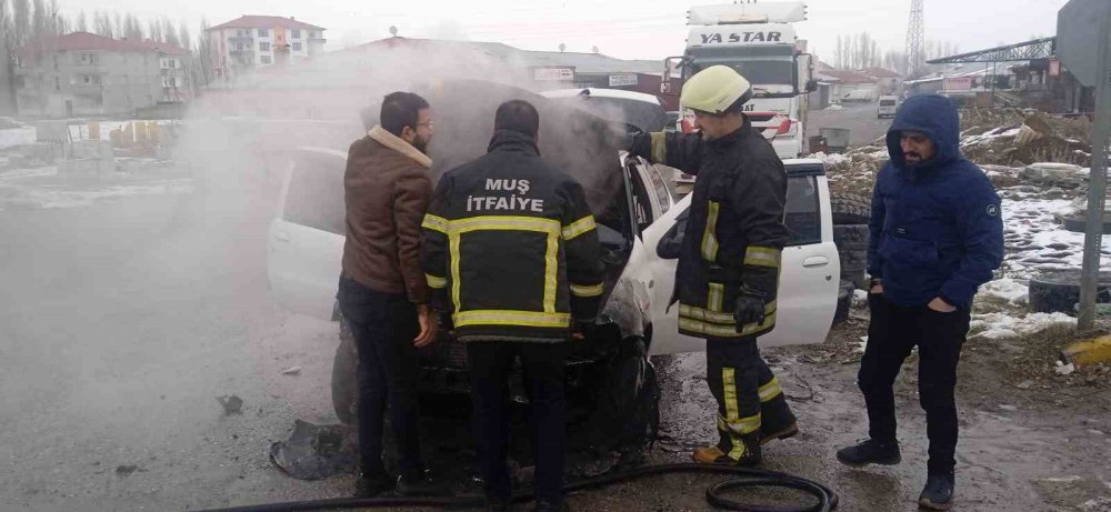 Muş’ta otomobil alevlere teslim oldu