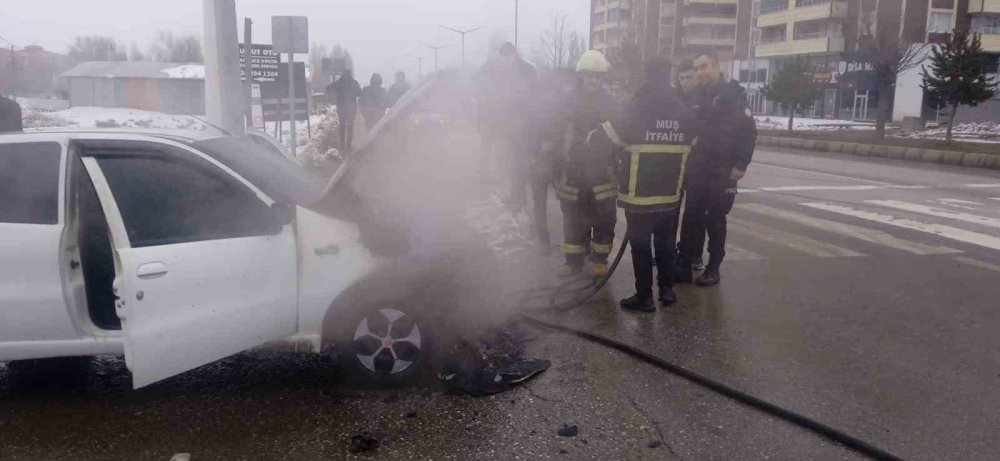 Muş’ta otomobil alevlere teslim oldu