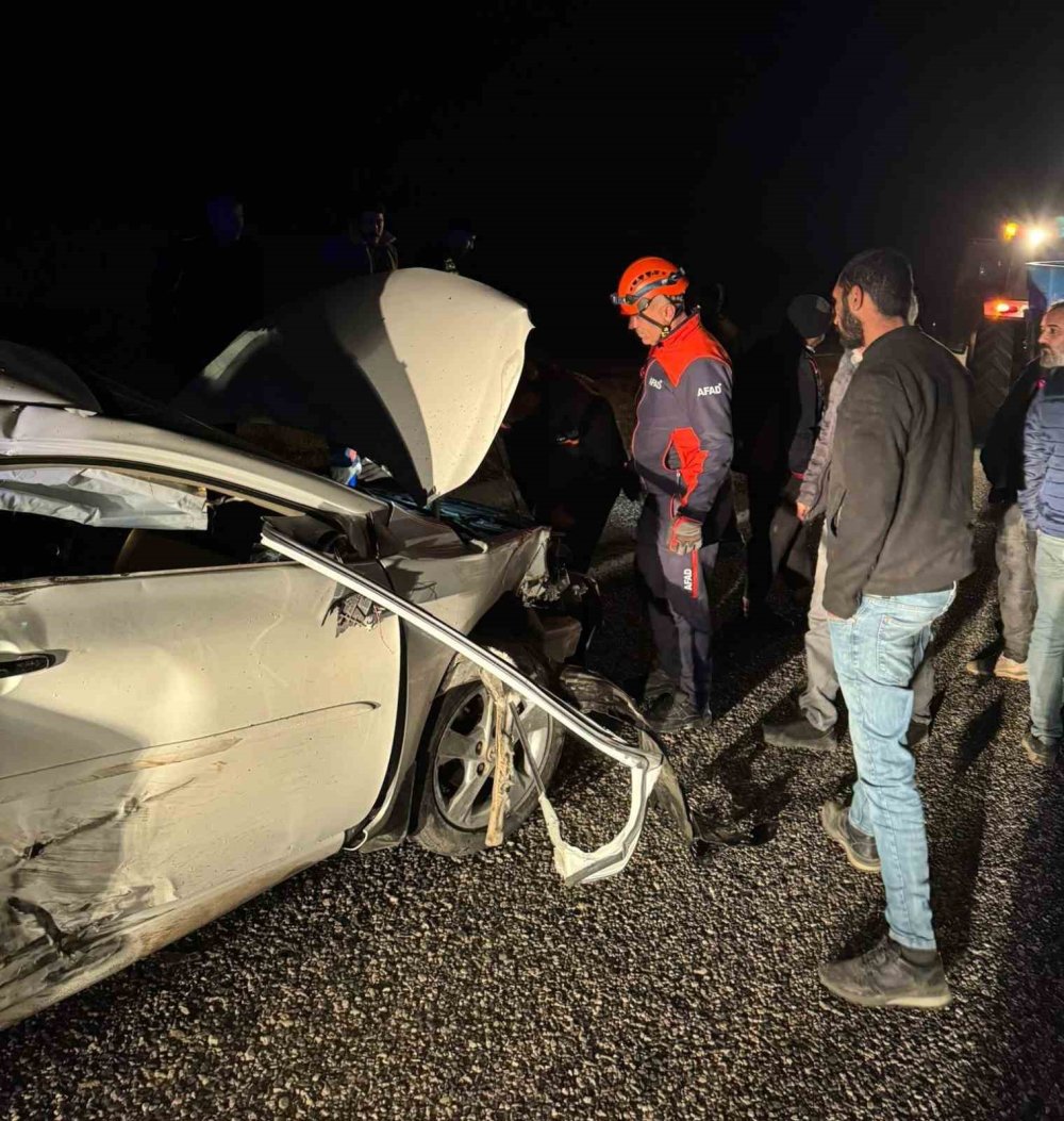 Otomobil ile traktör çarpıştı: 2 kişi yaralandı