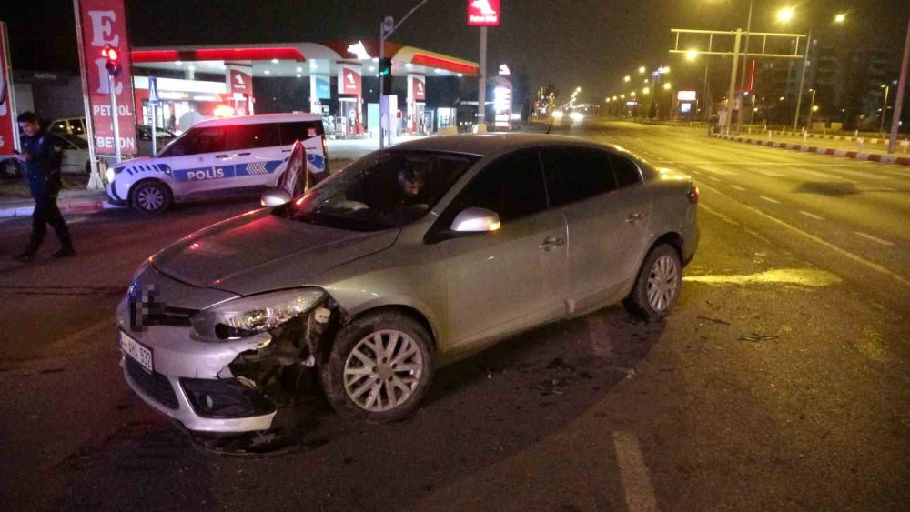 Malatya’da hafif ticari araç otomobille çarpıştı: 2 yaralı