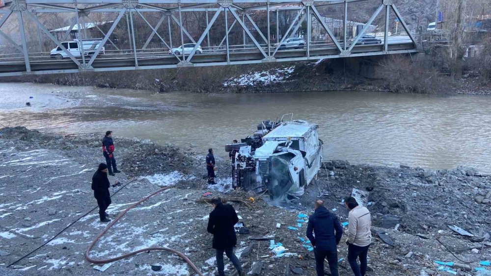 Hakkari’de şarampole yuvarlanan çöp kamyonundaki 3 kişi yaralandı