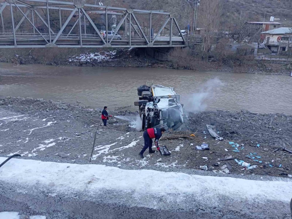 Hakkari’de şarampole yuvarlanan çöp kamyonundaki 3 kişi yaralandı