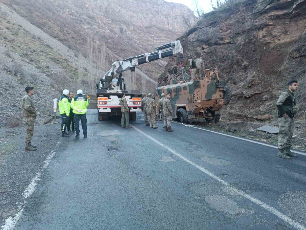 Uludere'de askeri araç devrildi: 2 asker yaralandı