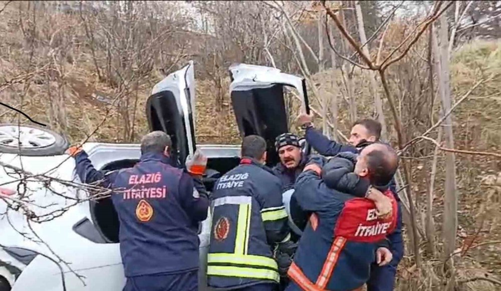 Elazığ'da araç şarampole yuvarlandı, sürücü sıkıştığı yerden güçlükle kurtarıldı