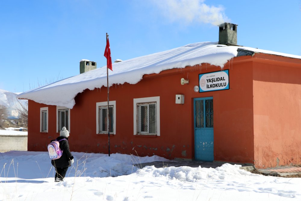 Mezradaki okulun tek öğrencisi Hasret, karnesini aldı