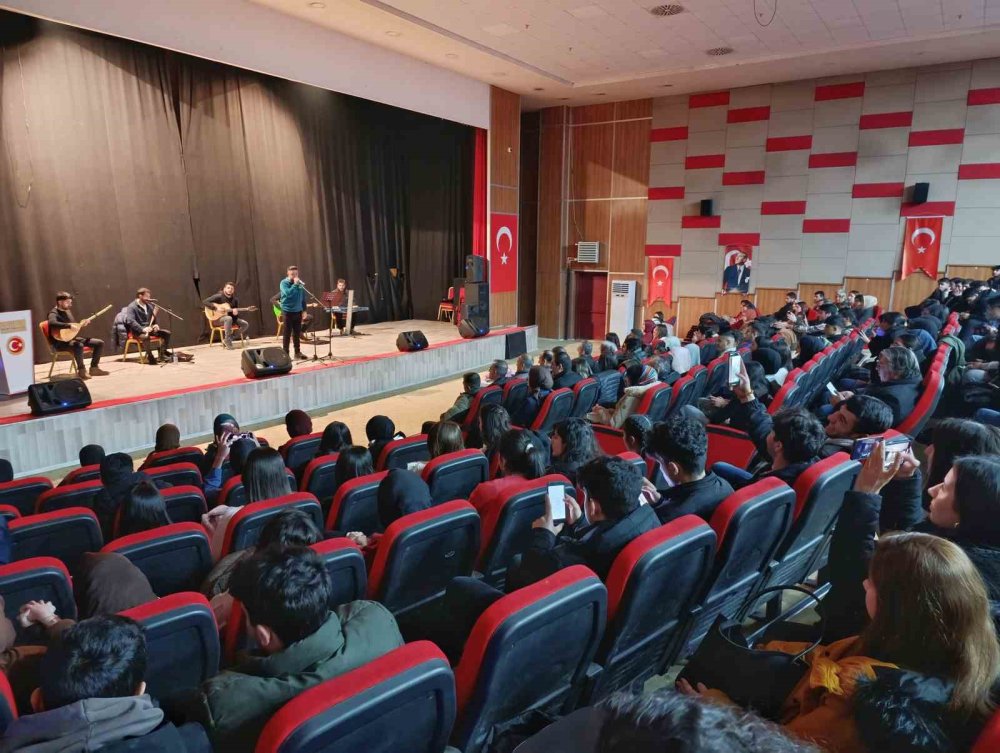 Üniversite sınavına hazırlanan öğrenciler için moral konseri düzenlendi