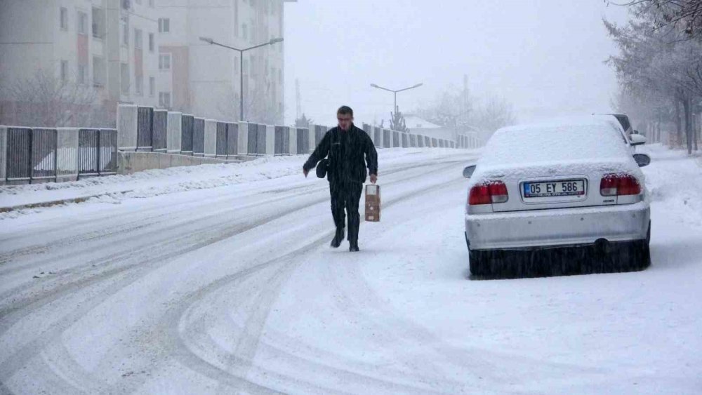 Van’da yoğun kar yağışı nedeniyle uçak seferleri rötar yaptı