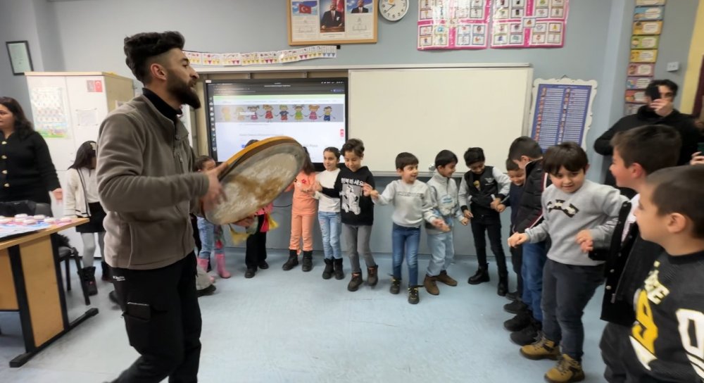 Cumhuriyet İlk ve Ortaokulunda halaylı karne dağıtımı